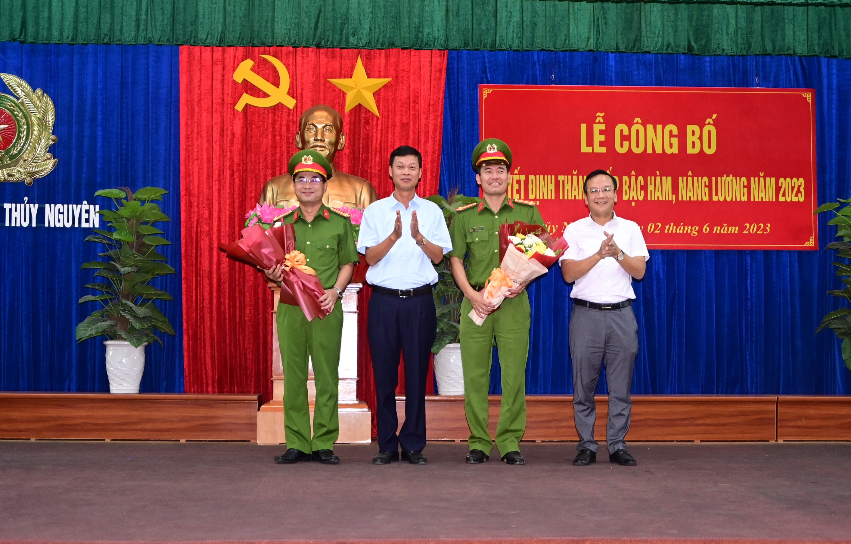 Công an huyện Thủy Nguyên tổ chức lễ công bố Quyết định về việc thăng cấp bậc hàm, nâng bậc lương 